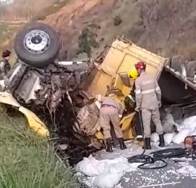 Acidente com cinco caminhões na BR 262 em Ibatiba deixa ao menos dois mortos