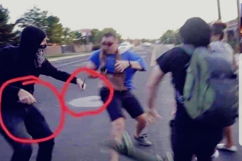 (Veja o Vídeo) Antifas atacaram policial a paisana nos Estados Unidos e o desfecho está no vídeo