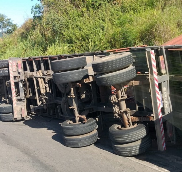 Carreta tomba na ES 164 em Cachoeiro