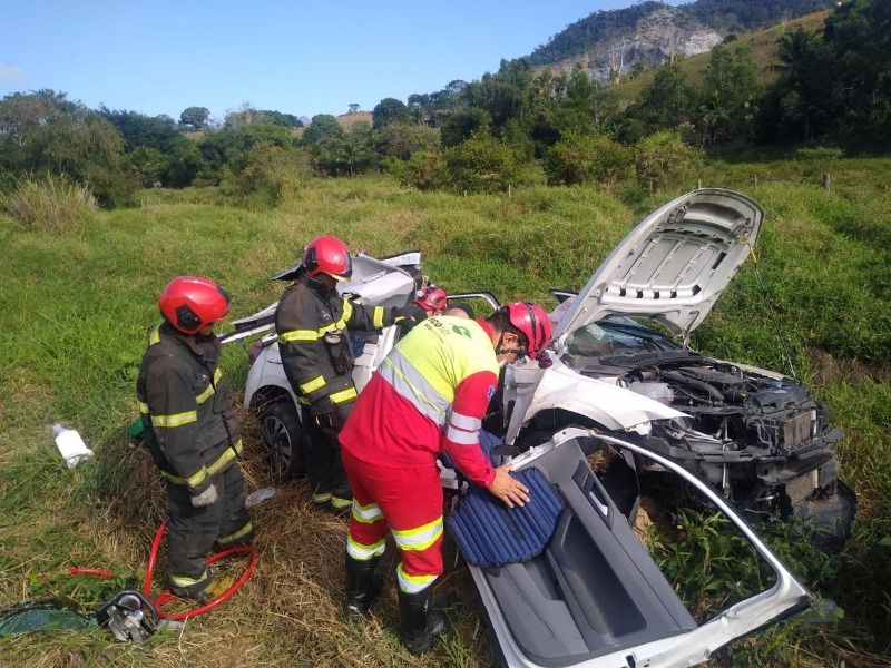 Quatro servidores da Sejus ficam feridos após acidente na BR101 em Cachoeiro