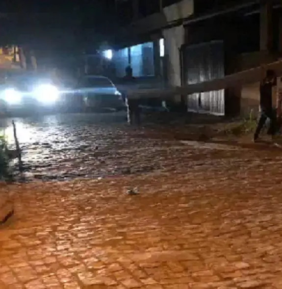 Dois homens foram flagrados pela PM após furtar uma telha de zinco, no bairro Marbrasa, em Cachoeiro