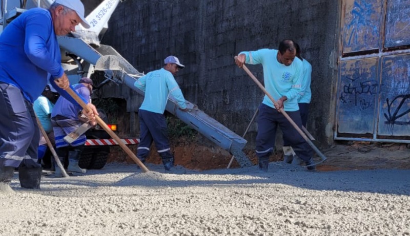 Rua no bairro Parque Laranjeiras em Cachoeiro recebe pavimentação