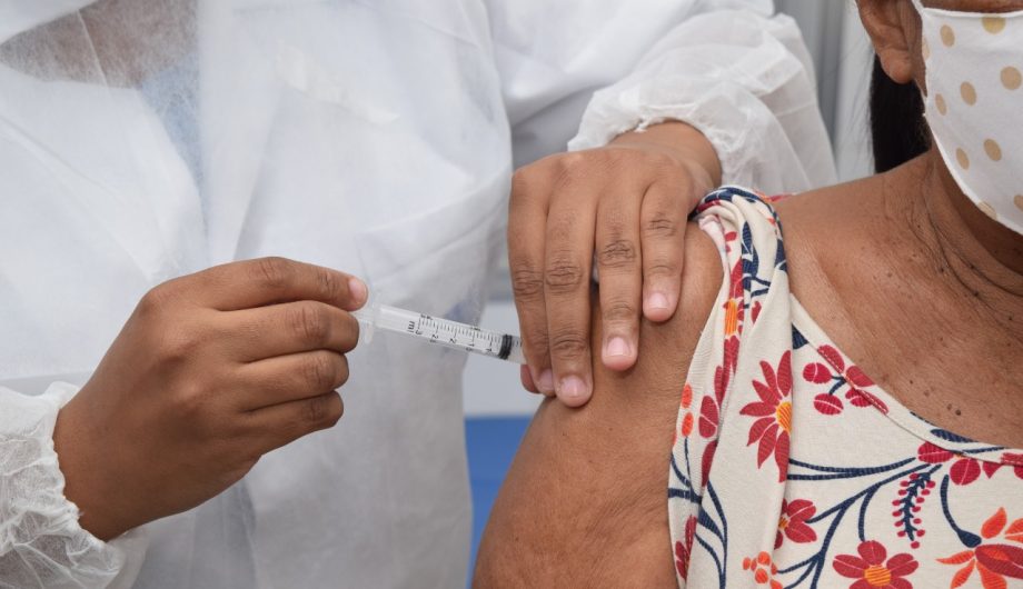 Adolescentes receberão dose de reforço da Covid-19 no Espírito Santo
