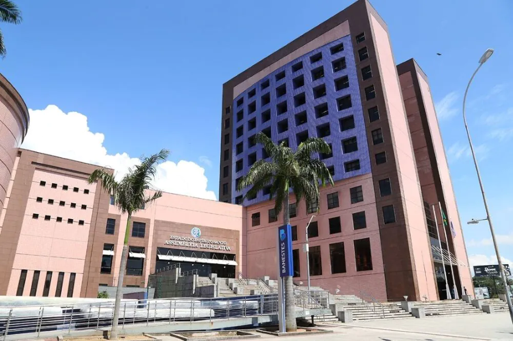Assembleia e Defensoria discutem direito de 320 mil famílias do ES