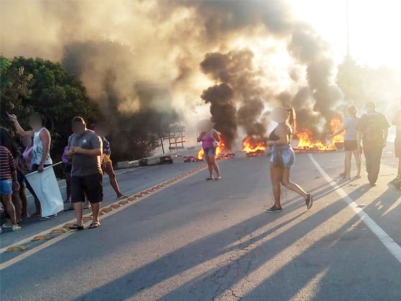 Supostos almejantes de cargos na prefeitura fecham rodovia em Itapemirim