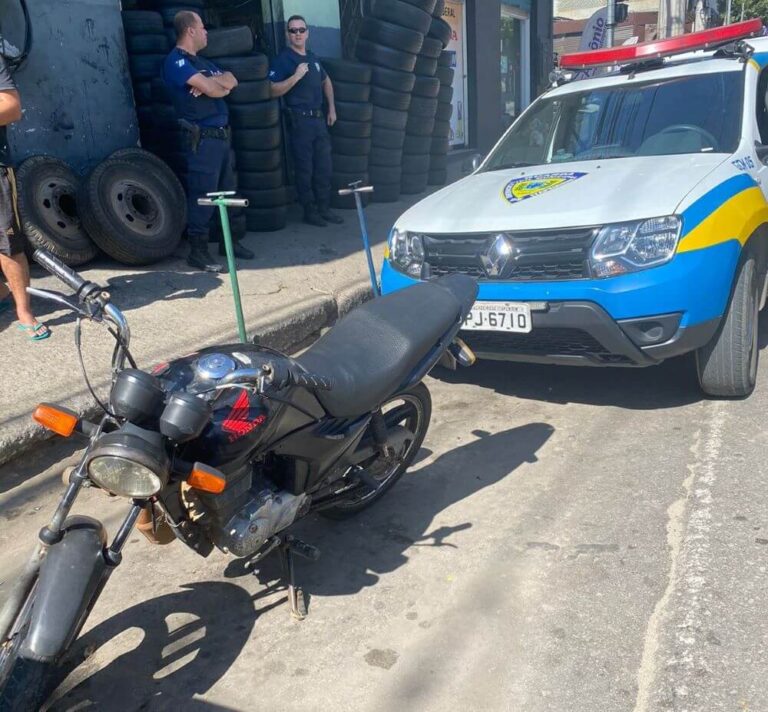 Pneu furado ajuda dono de moto roubada a recuperá-la em borracharia