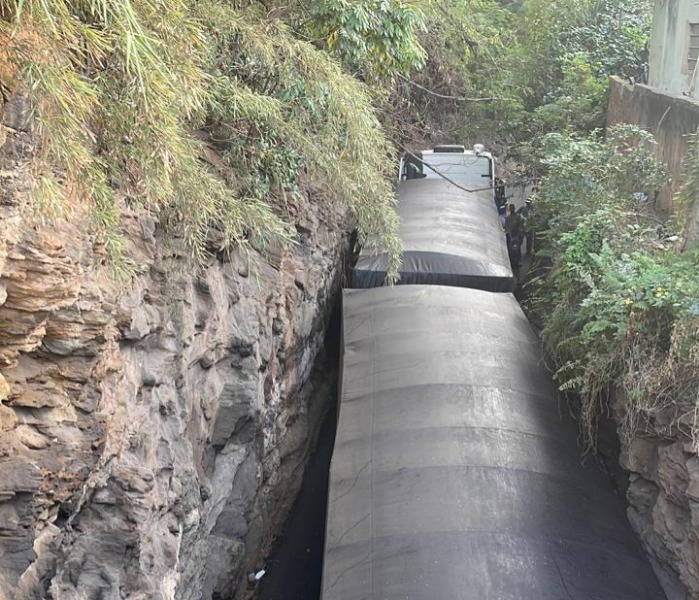 Motorista se perde e carreta “entala” depois da ponte de ferro em Cachoeiro