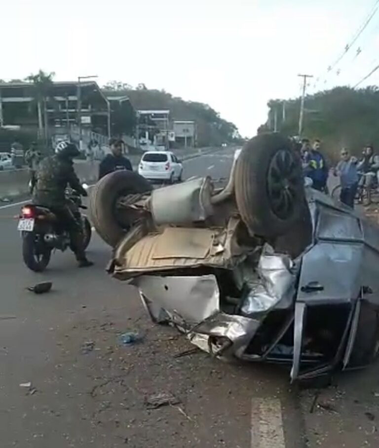 Acidente em Morro Grande, deixou um carro completamente destruído