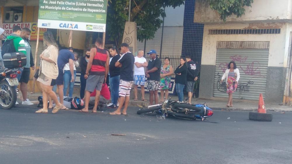 Motociclista é socorrido pelo SAMU após acidente em frente ao Detran - Assista o vídeo de populares