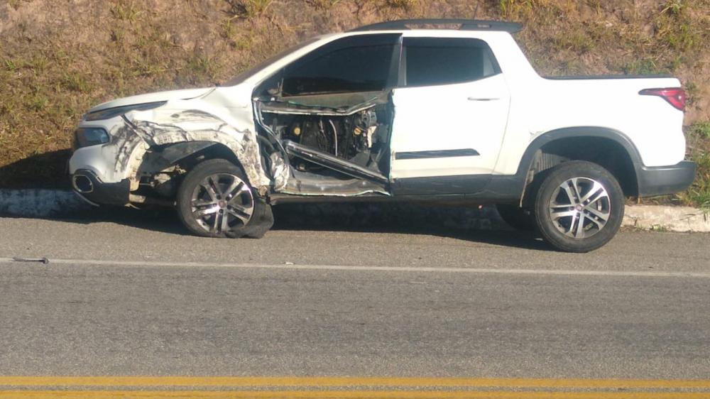 Acidente na Rodovia do Contorno deixa carro destrido