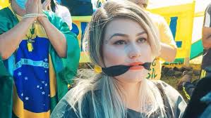 Após 10 dias, Sara Winter sai da prisão e coloca tornozeleira