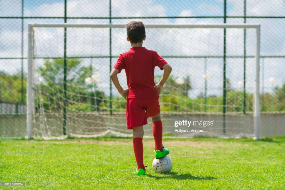 Professor de escolinha de futebol é preso por abusar de adolescentes