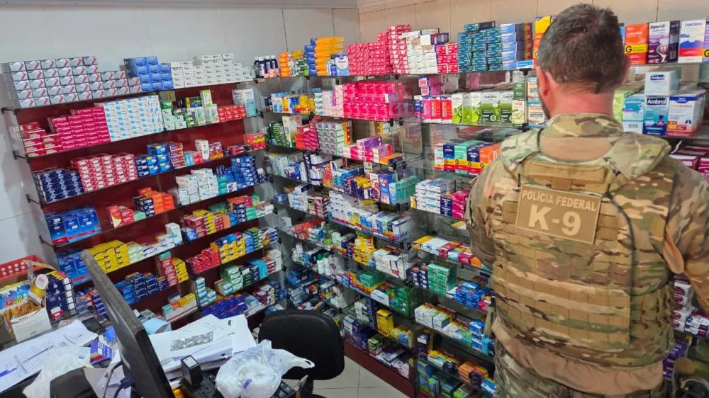 Polícia Federal prende dono de farmácia em operação contra desvio de medicamentos para o tráfico no ES