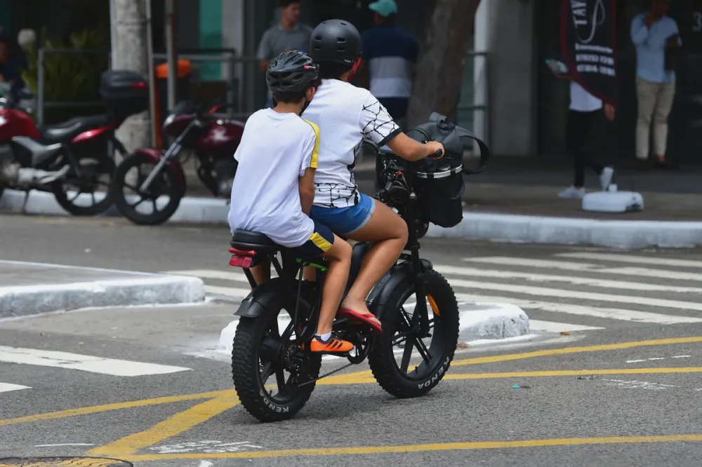 Prefeitura de Cachoeiro promove blitz educativa para usuários de bicicletas elétricas e patinetes