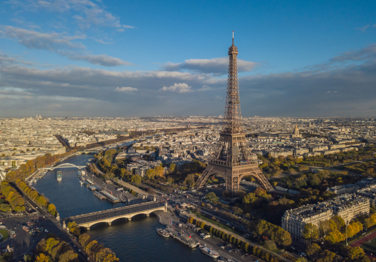 Torre Eiffel volta a receber visitantes após três meses