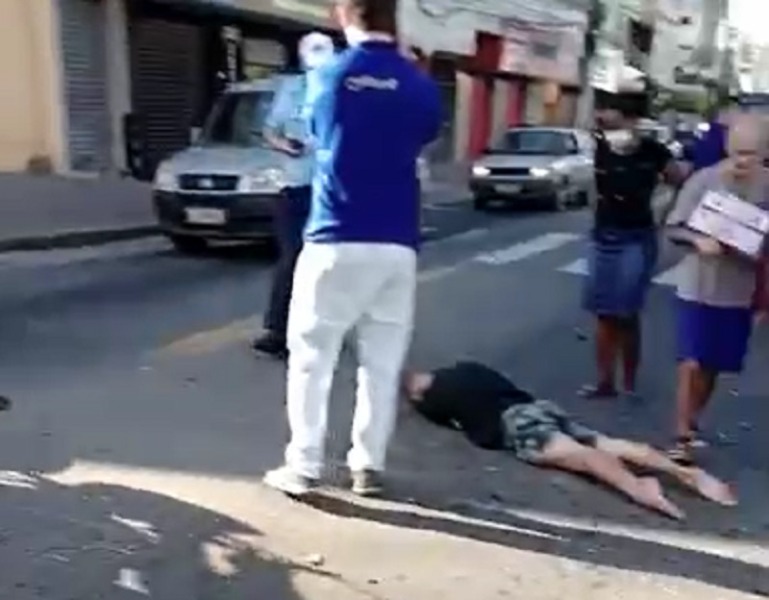 Motociclista fica ferido ao colidir em caminhão em Cachoeiro