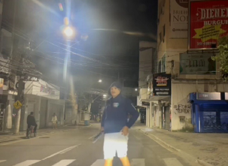 Encapusado persegue suspeitos com facão em Cachoeiro