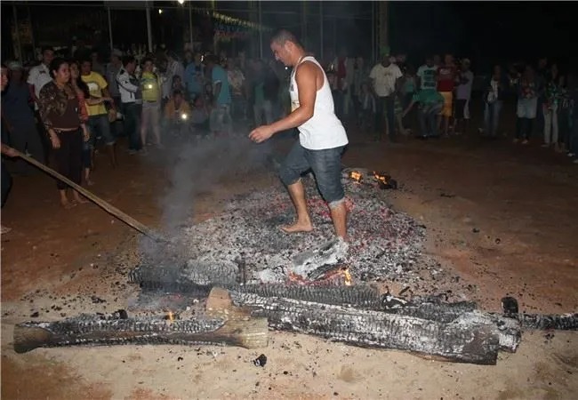 Sobre as brasas, moradores celebram noite de São João em Anchieta