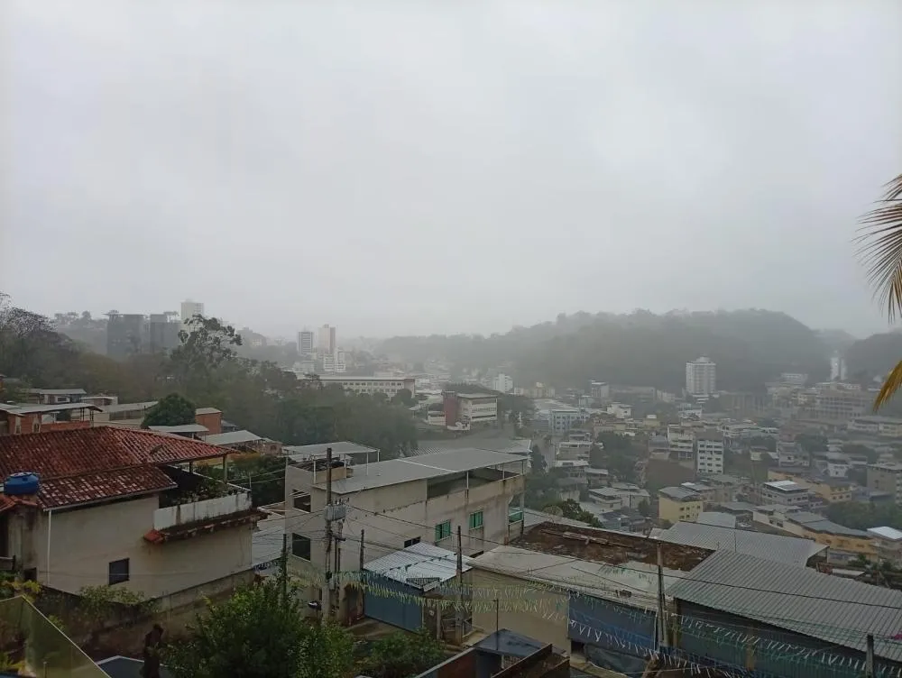 Frente fria mantém tempo fechado, traz chuva e derruba temperaturas no ES
