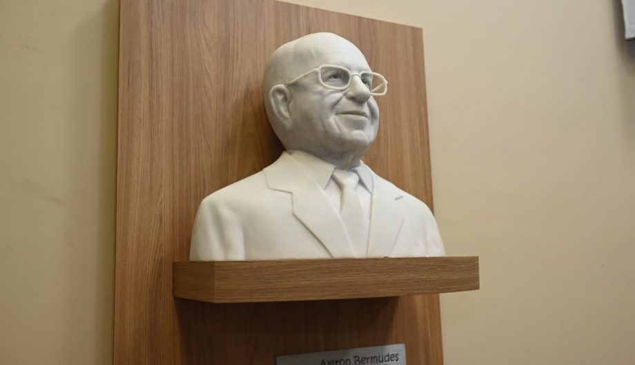Busto em homenagem a Aylton Bermudes é inaugurado