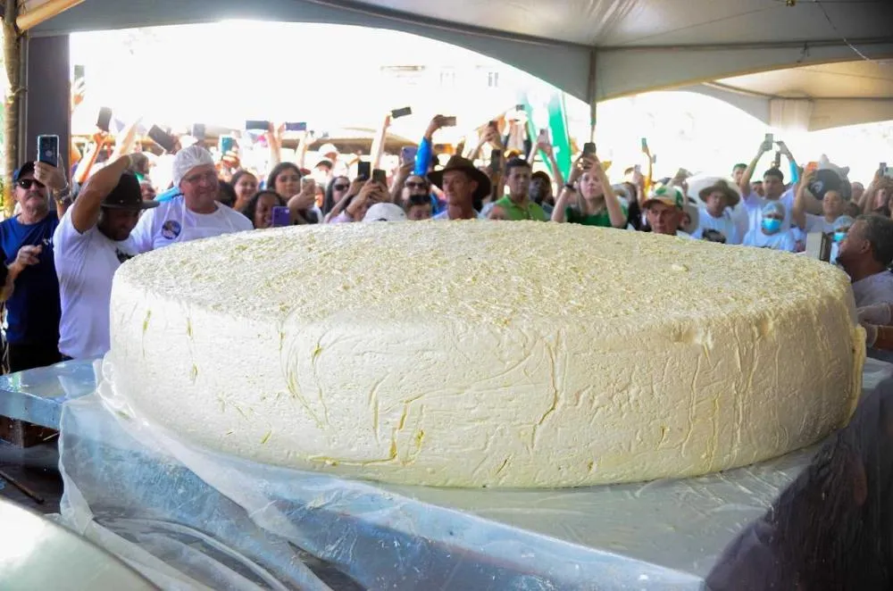 Queijo gigante de 1,5 tonelada é distribuído na 11ª Festa do Leite e do Queijo em Muniz Freire