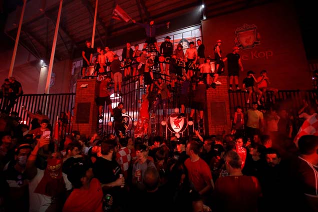 Torcedores do Liverpool ignoram distanciamento social e título inglês é festejado na entrada de Anfield