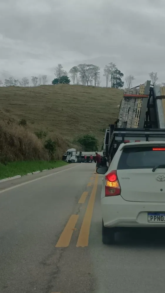 Carreta atravessa pista e carga de granito se espalha pela ES-164, em Soturno