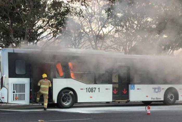 Homem grita ‘fora Bolsonaro’ e incendeia ônibus