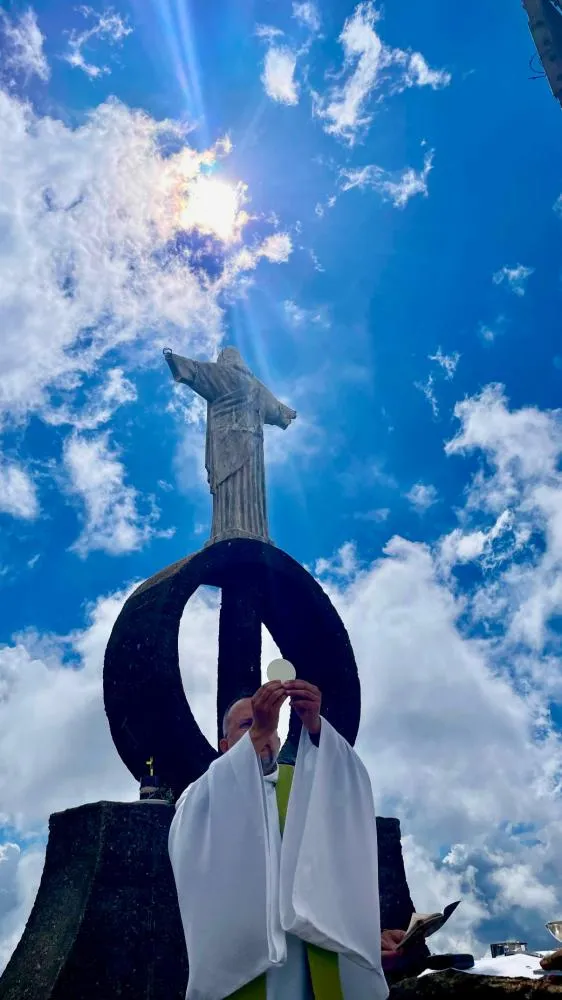 Pelo segundo ano consecutivo, Padre celebra missa no Pico da Bandeira na divisa entre Espírito Santo e Minas Gerais.