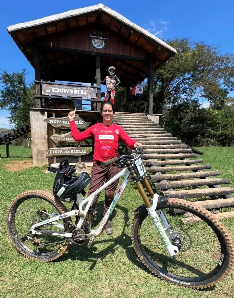 Nara Faria conquista título da Copa Brasil MTB Downhill 2026 em Minas Gerais