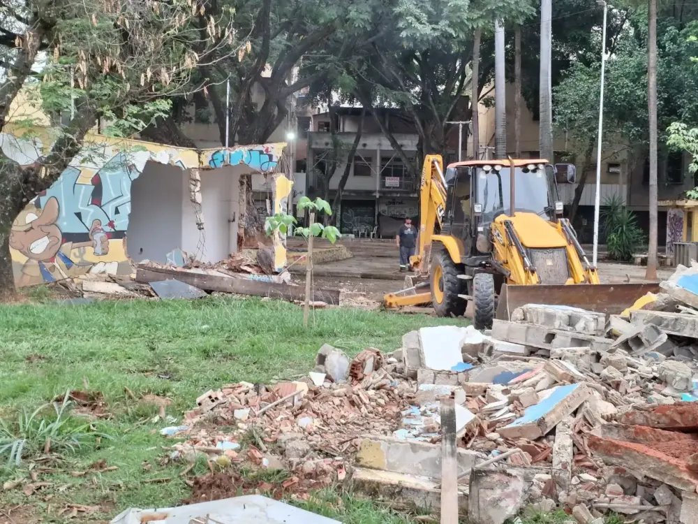 Estruturas da praça de Fátima começam a ser demolidas para revitalização do local