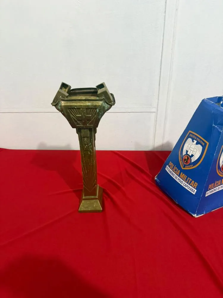 Castiçal furtado da Catedral São Pedro é encontrado em beco de Cachoeiro