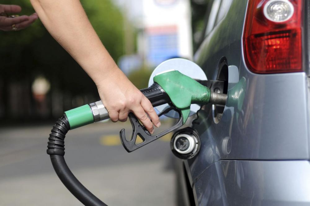 Preço da gasolina cai, fica abaixo de R$ 7 e deve reduzir mais no ES