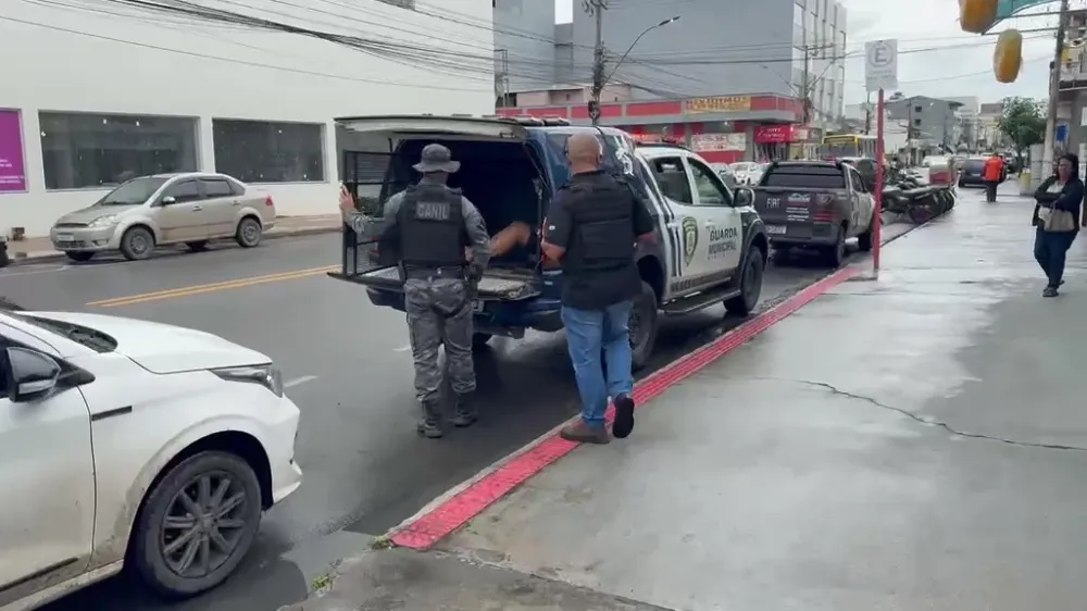 Furto em loja de semijoias termina com três adolescentes apreendidos e jovem preso em Marataízes