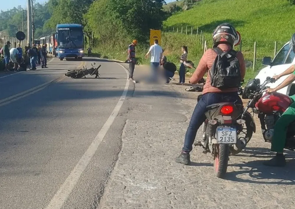 Acidente entre duas motos deixa motociclista morto e mulher ferida em Castelo