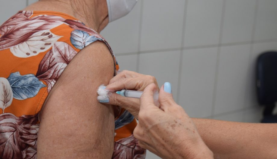 Covid-19: 4ª dose de reforço da vacina reduz internações entre idosos