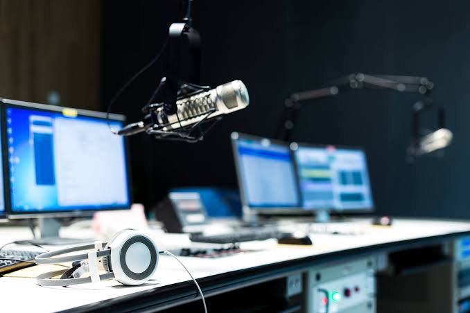 Publicado decreto que amplia prazos para licenciamento das emissoras de rádio e TV
