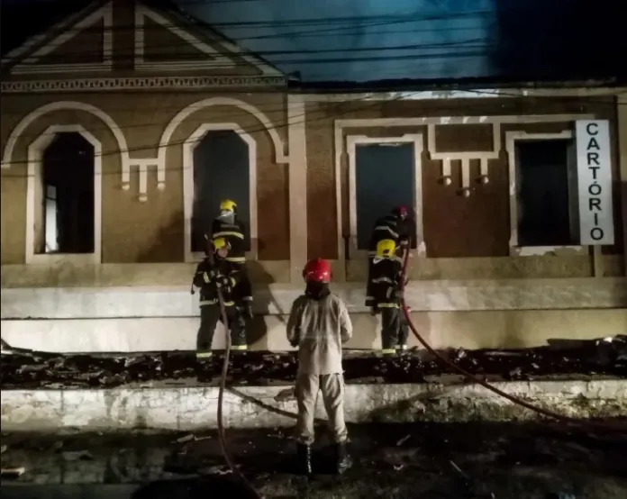 Suspeitos de incendiar cartório em Itapemirim são transferidos para Cachoeiro