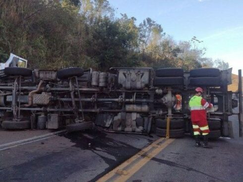 Três pessoas ficam feridas após carreta tombar