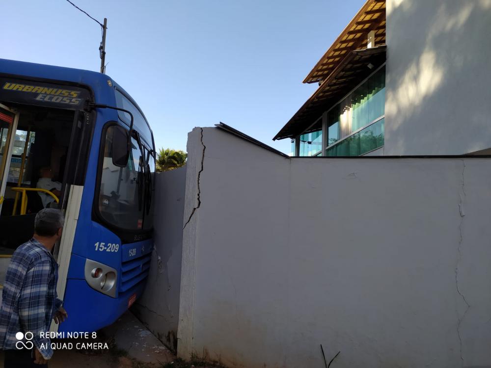 Motorista passal mal e colide com ônibus em muro em Cachoeiro