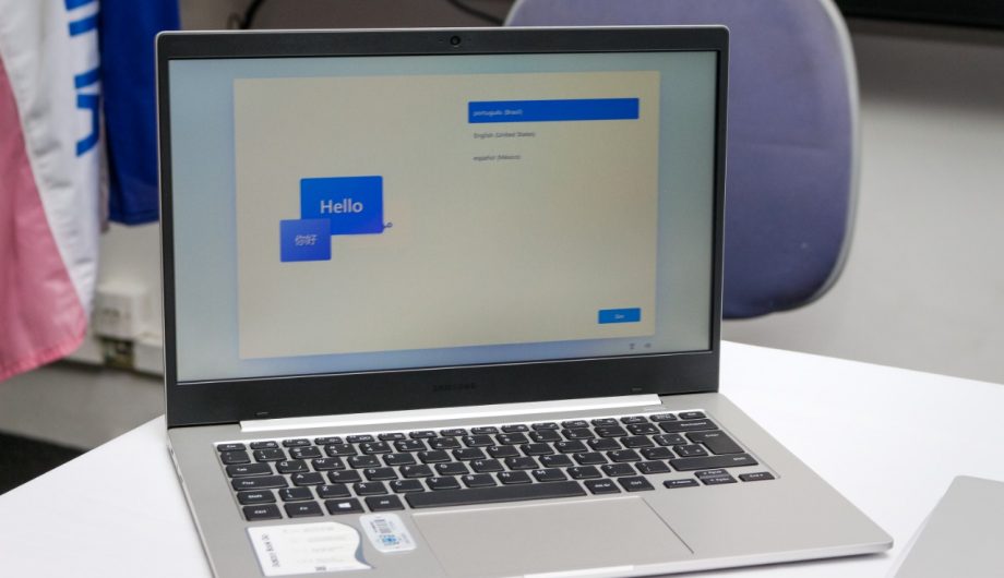 Prefeitura entrega notebooks para professores da rede municipal