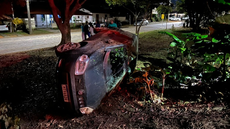 Mulher bêbada se joga na frente de carro e provoca capotamento em Venda Nova do Imigrante