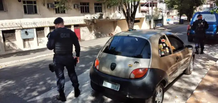 Carro roubado é abandonado em ponto de ônibus