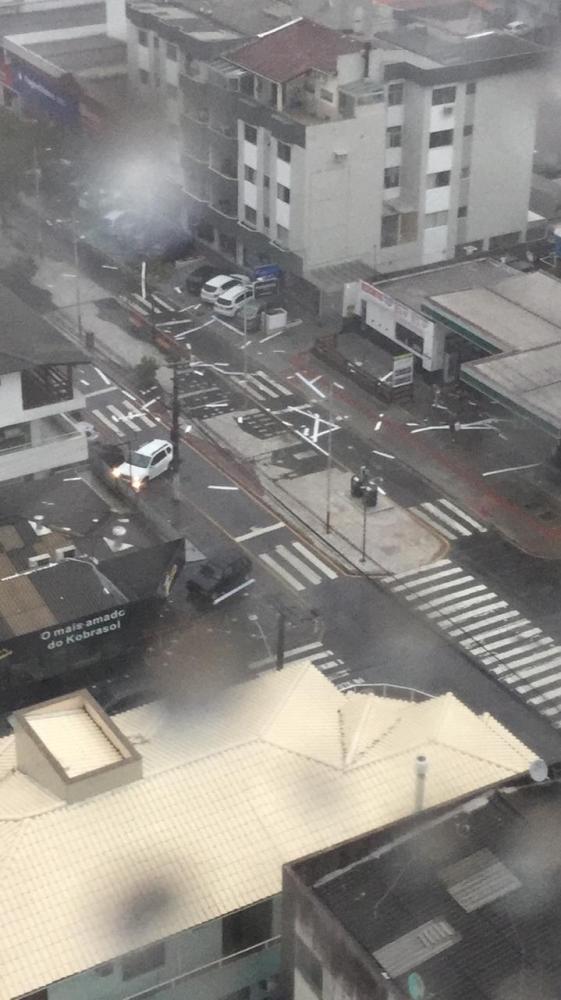 (Vídeo) Chuva com ventos forte a mais de 100 km , em SC, destruí várias cidades.