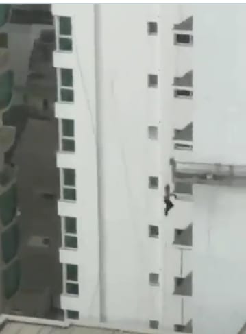(Vídeo) Limpador fica pendurado em andaime e é sacudido durante Ciclone em SC