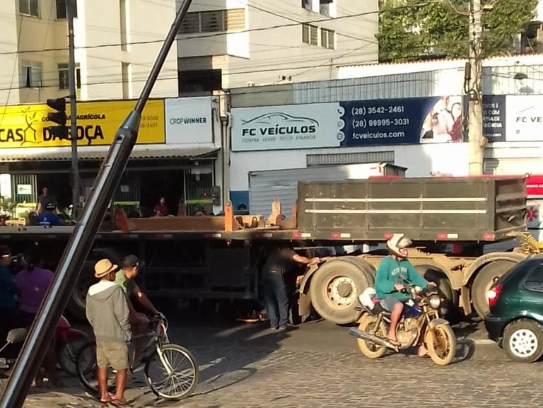 Semáforo com defeito teria provocado acidente e morte de mulher