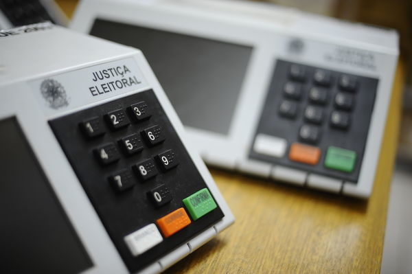 Câmara aprova adiamento das eleições para novembro