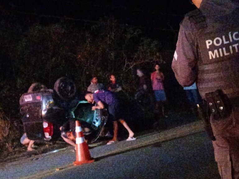 Carro bate em poste, capota e deixa uma criança morta