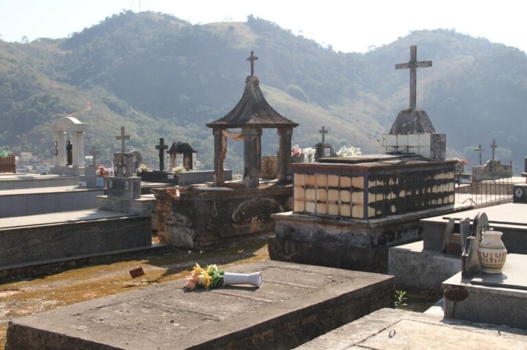 Ladrões roubam placas de túmulos no cemitério
