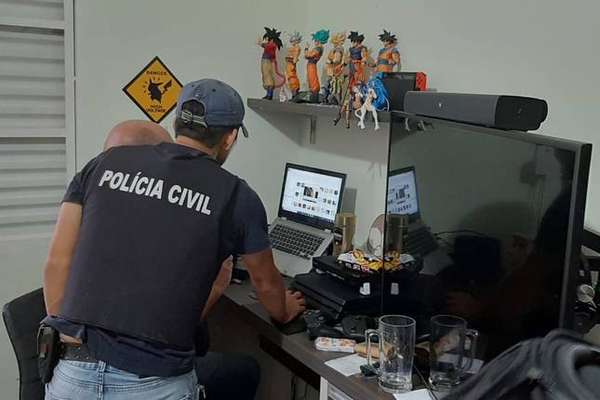 Professor é preso em operação contra pornografia infantil